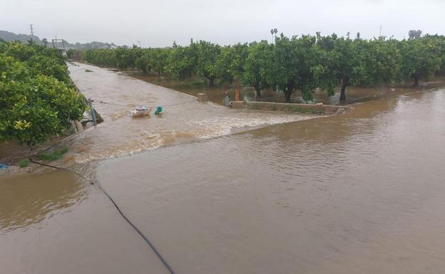 Partida rural de Tavernes totalmente anegada por el agua. 