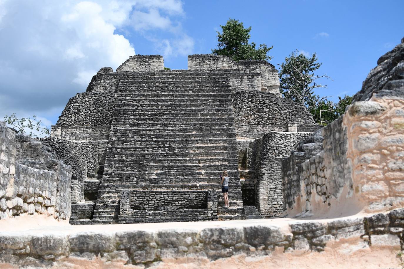 Muchos de los turistas que se desplazan hasta Belice lo hacen para bucear en su asombrosa barrera de coral, sin embargo este país de la costa este de América Central cuenta con una gran cultura maya. Se estima que en Belice existen más de 900 importantes restos arqueológicos de esta importante civilización antigua. Los mayas estuvieron presentes allí desde el 2000 a. C. Vivían especialmente en pantanos costeros, habitaban cayos y explotaban la riqueza de las montañas, celebrando sus ceremonías en el interior de cuevas. Como si fueran unos visitantes más, el príncipe Guillermo y su esposa, la duquesa de Cambridge, se han adentrado en la selva del país con una visita a Caracol, una ciudad maya de la época precolombina que ha sido designada como una reserva arqueológica y que está ubicada en el distrito Cayo. 