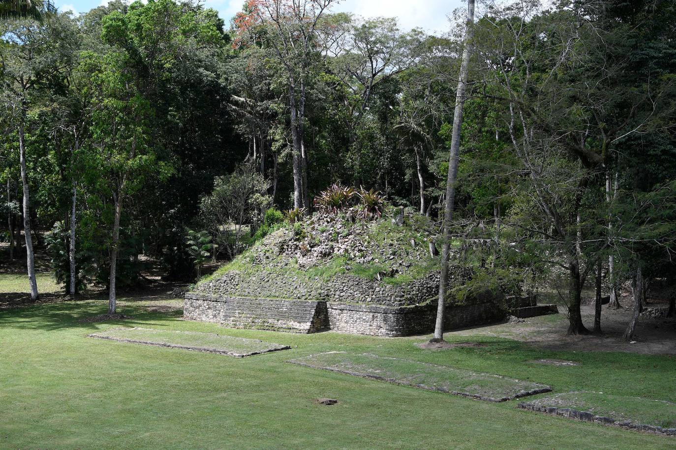 Muchos de los turistas que se desplazan hasta Belice lo hacen para bucear en su asombrosa barrera de coral, sin embargo este país de la costa este de América Central cuenta con una gran cultura maya. Se estima que en Belice existen más de 900 importantes restos arqueológicos de esta importante civilización antigua. Los mayas estuvieron presentes allí desde el 2000 a. C. Vivían especialmente en pantanos costeros, habitaban cayos y explotaban la riqueza de las montañas, celebrando sus ceremonías en el interior de cuevas. Como si fueran unos visitantes más, el príncipe Guillermo y su esposa, la duquesa de Cambridge, se han adentrado en la selva del país con una visita a Caracol, una ciudad maya de la época precolombina que ha sido designada como una reserva arqueológica y que está ubicada en el distrito Cayo. 