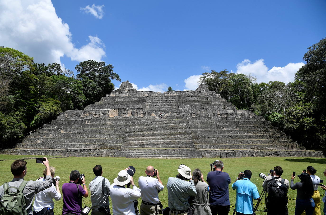 Muchos de los turistas que se desplazan hasta Belice lo hacen para bucear en su asombrosa barrera de coral, sin embargo este país de la costa este de América Central cuenta con una gran cultura maya. Se estima que en Belice existen más de 900 importantes restos arqueológicos de esta importante civilización antigua. Los mayas estuvieron presentes allí desde el 2000 a. C. Vivían especialmente en pantanos costeros, habitaban cayos y explotaban la riqueza de las montañas, celebrando sus ceremonías en el interior de cuevas. Como si fueran unos visitantes más, el príncipe Guillermo y su esposa, la duquesa de Cambridge, se han adentrado en la selva del país con una visita a Caracol, una ciudad maya de la época precolombina que ha sido designada como una reserva arqueológica y que está ubicada en el distrito Cayo. 