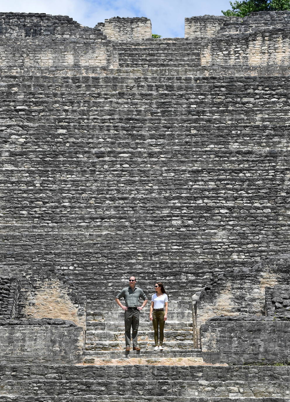 Muchos de los turistas que se desplazan hasta Belice lo hacen para bucear en su asombrosa barrera de coral, sin embargo este país de la costa este de América Central cuenta con una gran cultura maya. Se estima que en Belice existen más de 900 importantes restos arqueológicos de esta importante civilización antigua. Los mayas estuvieron presentes allí desde el 2000 a. C. Vivían especialmente en pantanos costeros, habitaban cayos y explotaban la riqueza de las montañas, celebrando sus ceremonías en el interior de cuevas. Como si fueran unos visitantes más, el príncipe Guillermo y su esposa, la duquesa de Cambridge -en la imagen-, se han adentrado en la selva del país con una visita a Caracol, una ciudad maya de la época precolombina que ha sido designada como una reserva arqueológica y que está ubicada en el distrito Cayo. 