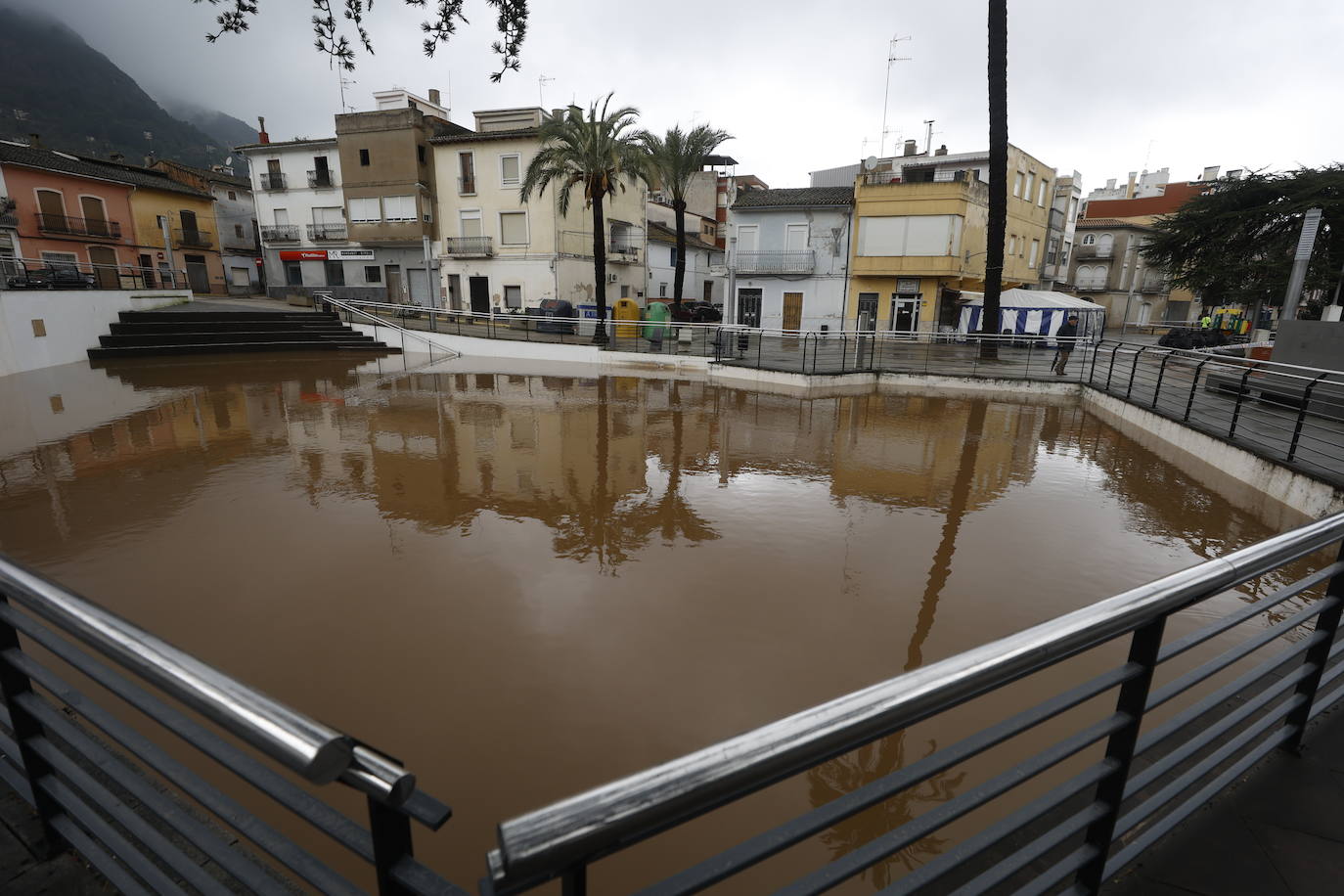 Tras nueve días consecutivos de lluvia, el río Vaca, a su paso por Simat de Valldigna, se ha desbordado. 