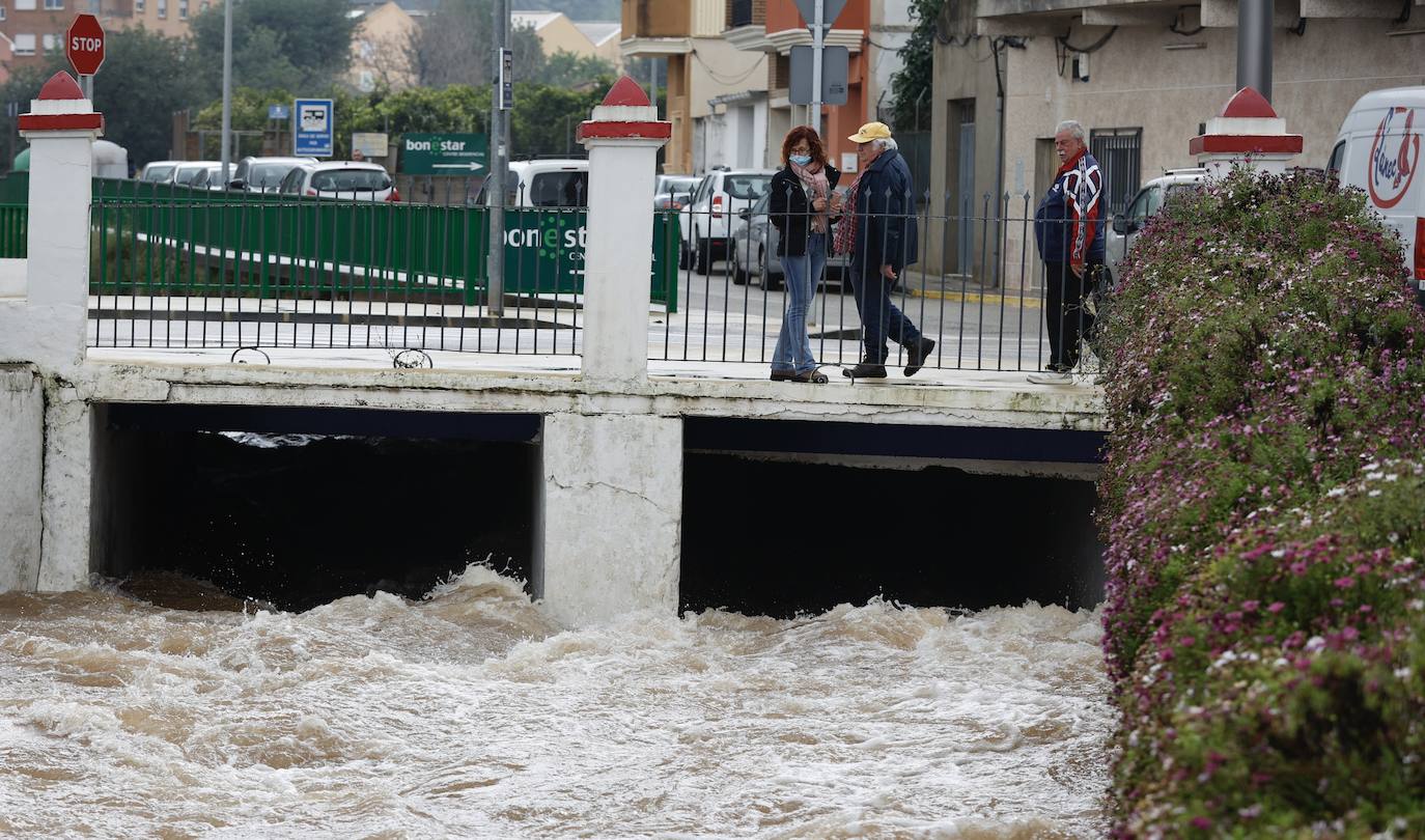 Tras nueve días consecutivos de lluvia, el río Vaca, a su paso por Simat de Valldigna, se ha desbordado. 