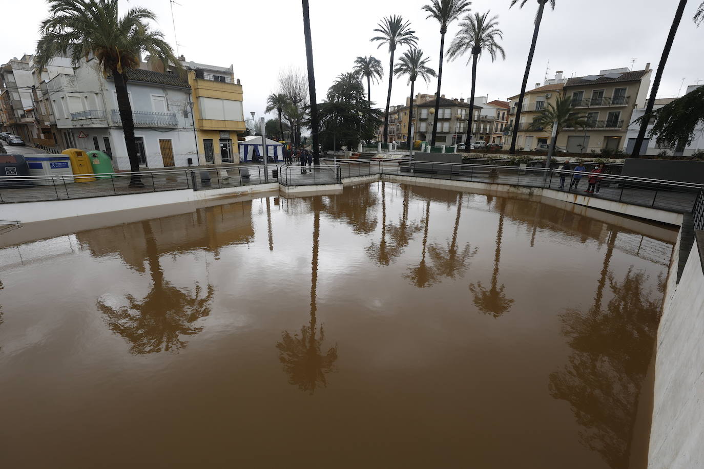 Tras nueve días consecutivos de lluvia, el río Vaca, a su paso por Simat de Valldigna, se ha desbordado. 