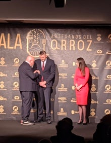 Imagen secundaria 2 - Arriba, todos los galardonados en la gala. Abajo, a la izquierda, cientos de asistentes apoyan la iniciativa del Club. A la derecha, el presidente impone la insignia de oro al alcalde y la edil de Cullera.