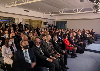 Imagen secundaria 1 - Arriba, todos los galardonados en la gala. Abajo, a la izquierda, cientos de asistentes apoyan la iniciativa del Club. A la derecha, el presidente impone la insignia de oro al alcalde y la edil de Cullera.