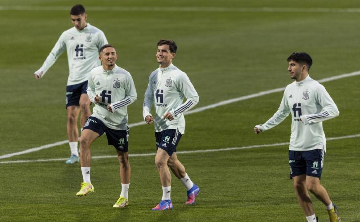 Guillamón junto a Soler, Ferran Torres y Yeremy Pino.