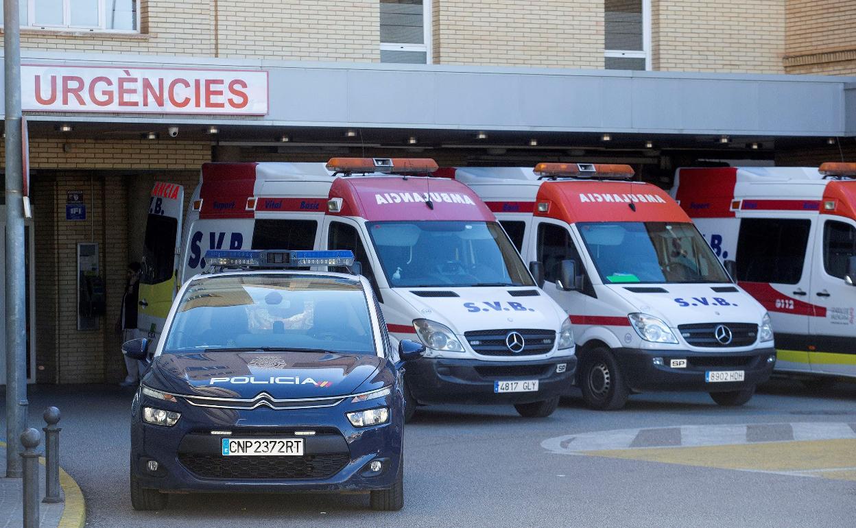 Un coche de la Policía Nacional y tres ambulancias en la puerta del Hospital General de Castellón. 