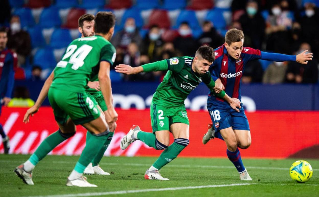 De Frutos, disputando un balón frente a Osasuna en el Ciutat.