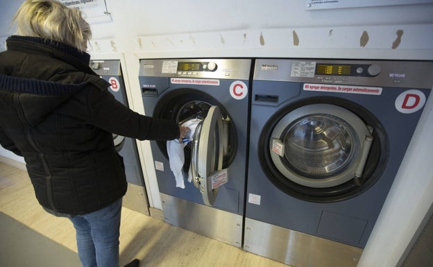 Colas en las lavanderías de Valencia para secar la ropa