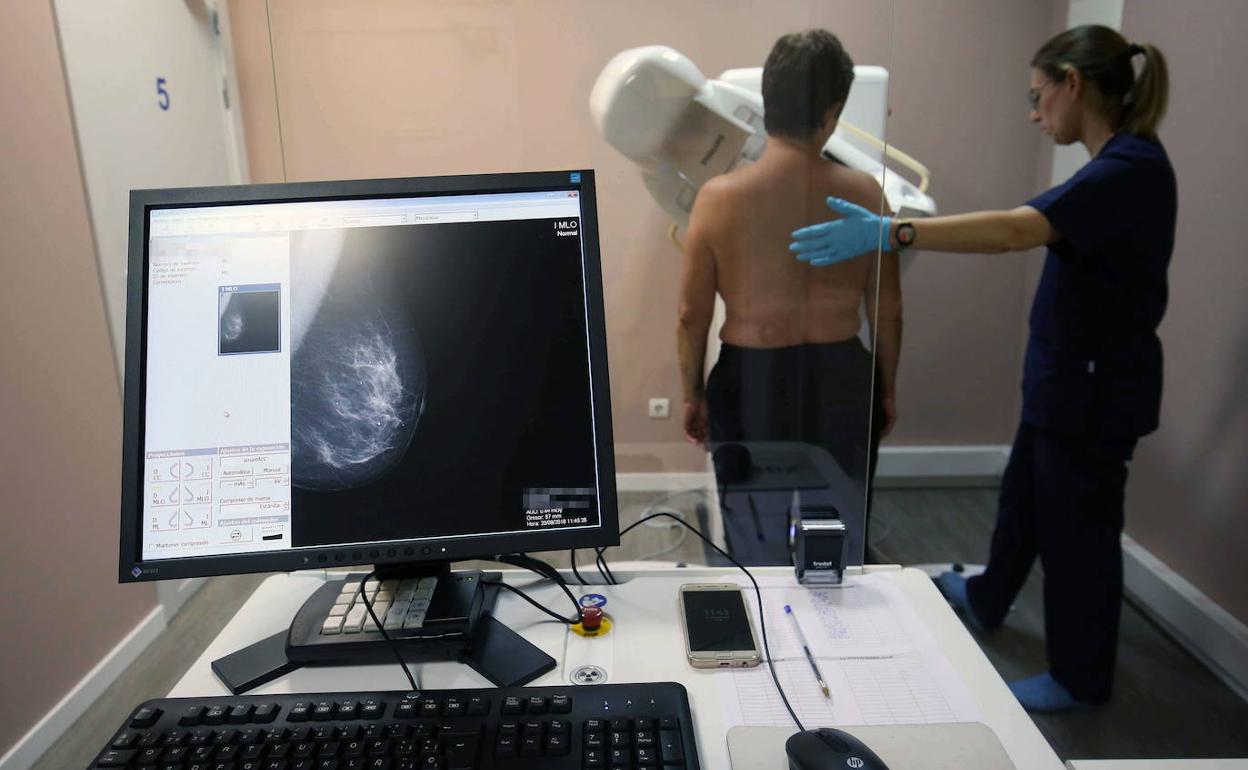 Una mujer durante la realización de una mamografía.