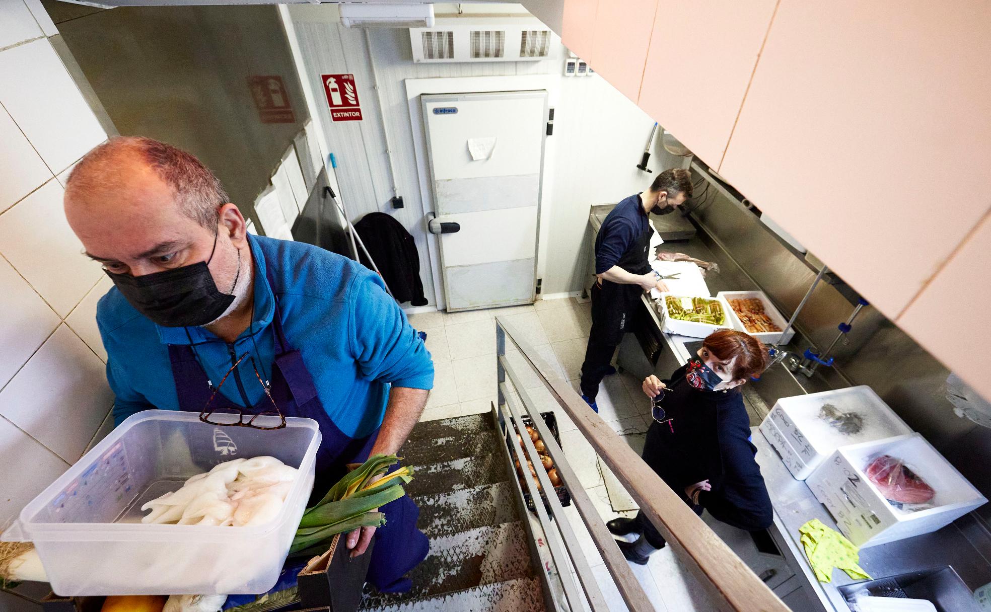 Cocina de la marisquería Civera, en el centro de Valencia.