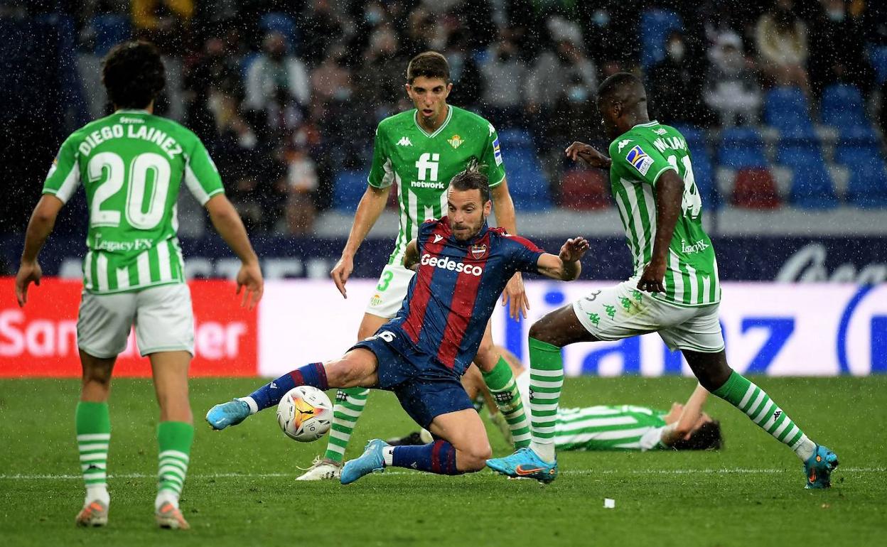 Roberto Soldado, durante el partido entre el Levante y el Betis en el Ciutat de València.