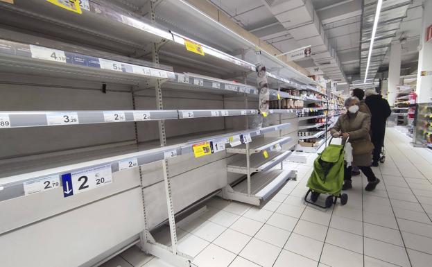 Estanterías vacías en un supermercado de Madrid.