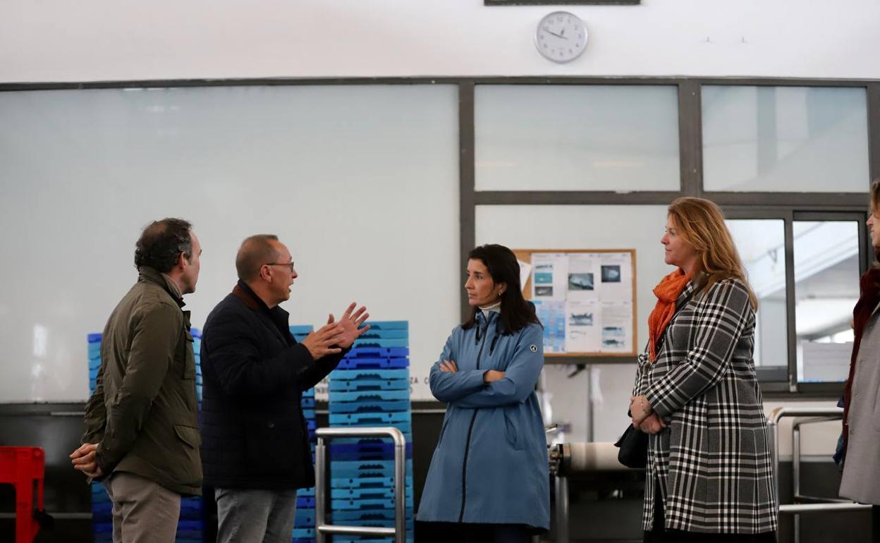 Sepulcre hablando con los representantes de Ciudadanos. 