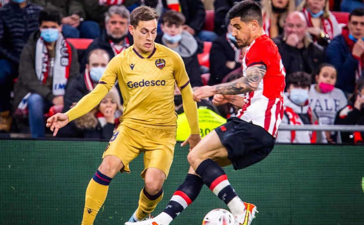 Jorge de Frutos conduce el balón durante el encuentro ante el Athletic.