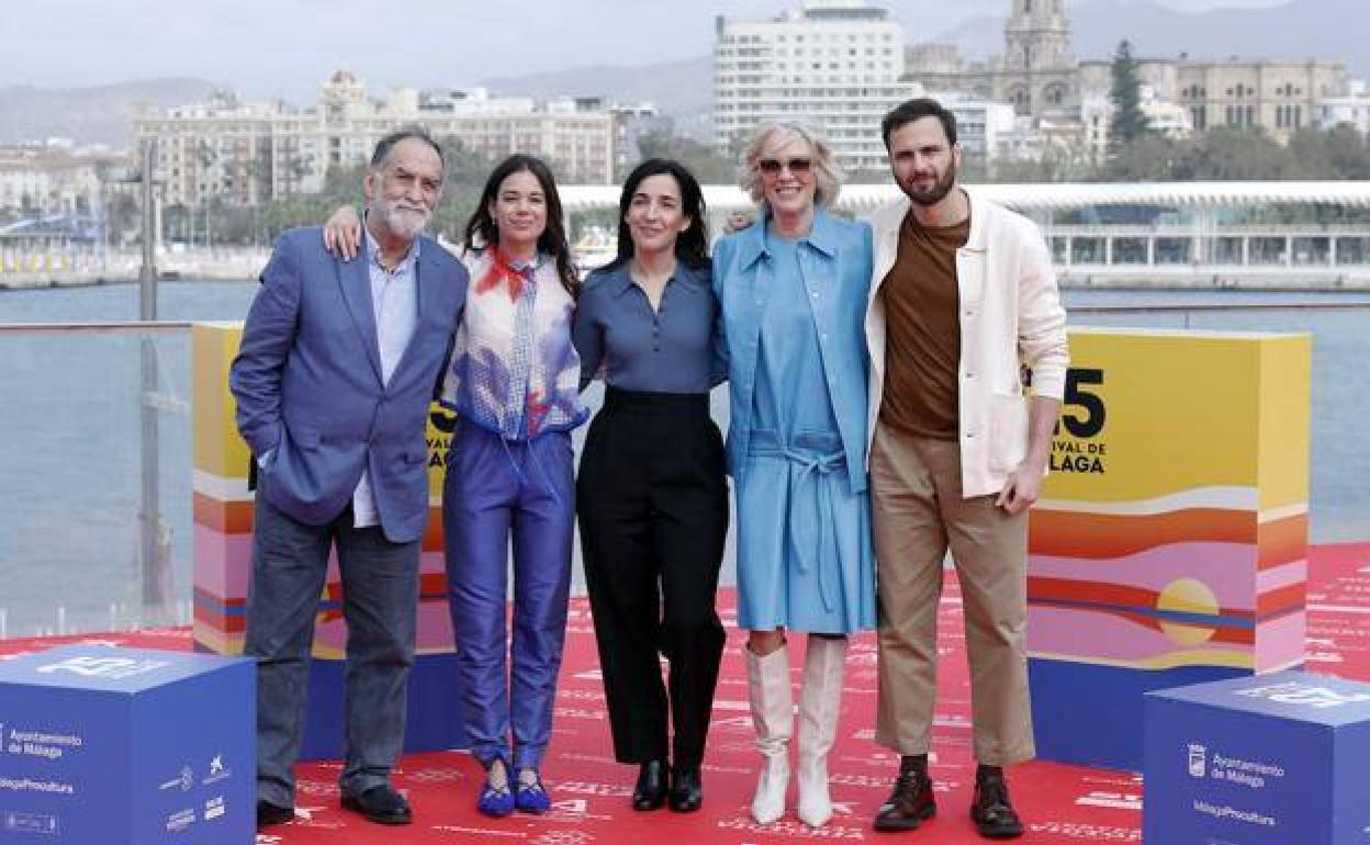 El equipo de 'Cinco lobitos' con la valenciana Susi Sánchez (segunda por la derecha). 