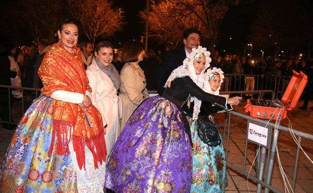 Marina Niceto y Valeria Gómez dan comienzo a la cremà de este sábado en Zaragoza. 