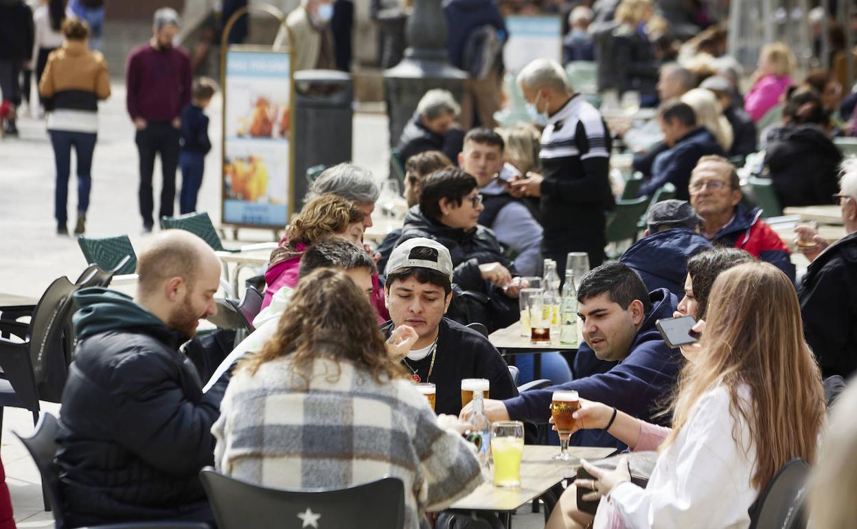 Varias personas en una terraza hostelera en Valencia, este domingo.