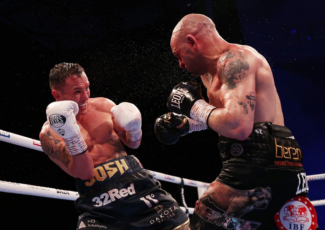 Kiko Martínez, peleando frente a Josh Warrington en Leeds. Reuters