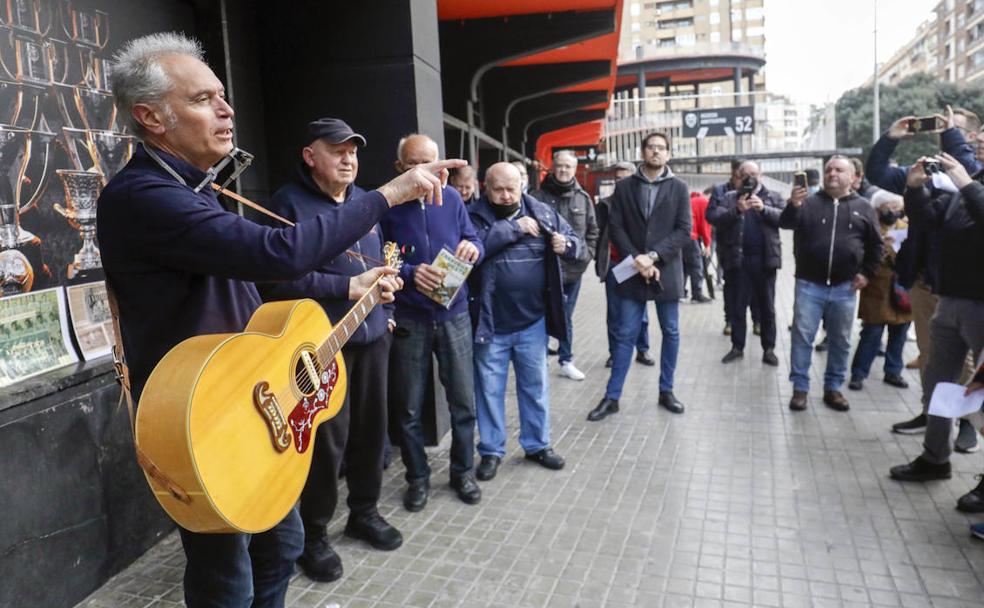 El cantante Cisco Fran junto a Vicent Forment, Antón y Vicente Guillot, momentos antes de tirar la traca. 