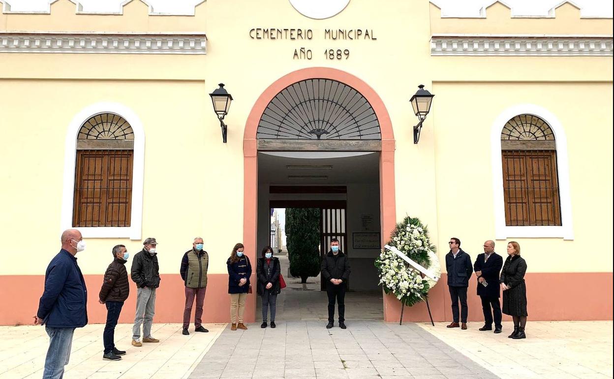 El homenaje a las puertas del cementerio de Catarroja. 