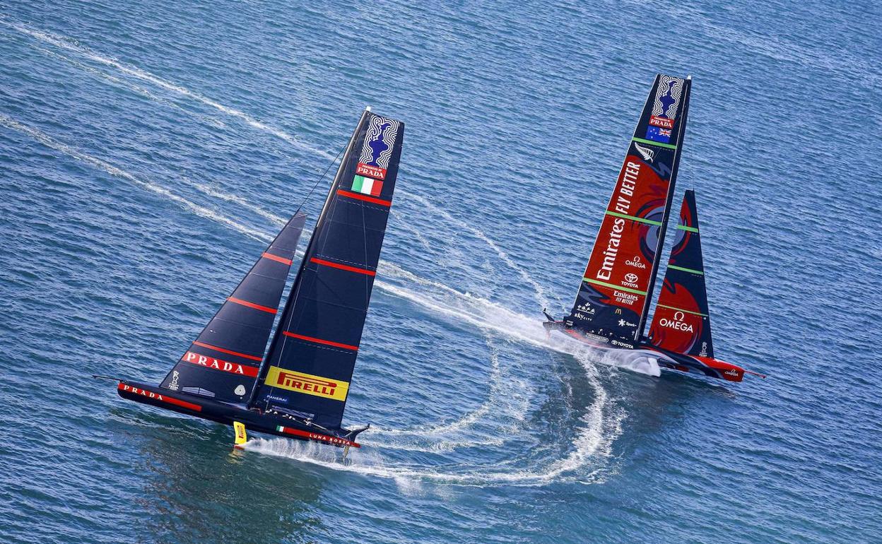 El Luna Rossa y el New Zealand navegan durante la edición de 2017. 