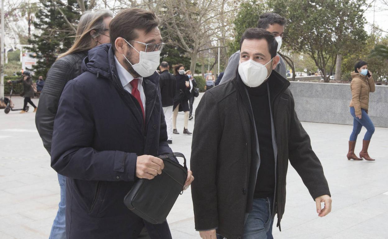 Dionisio Canales y José Pérez, miembros de Libertad VCF a la entrada a la Ciudad de la Justicia. 