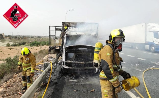 Imagen principal - Así han extinguido los bomberos el incendio del camión en la A-7. 