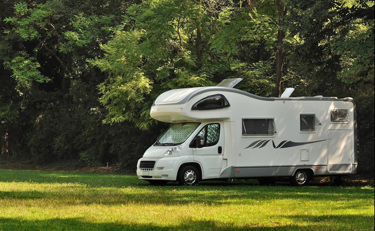 Una autocaravana estacionada. 