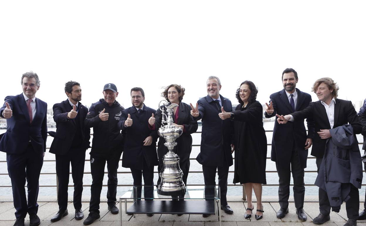 La delegación de Barcelona, con la Copa.