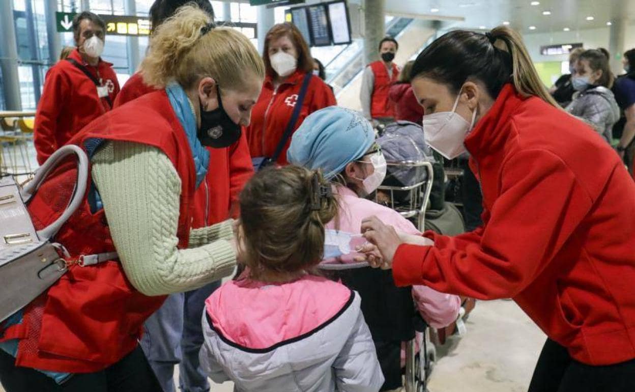 Integrantes de Cruz Roja atienden a los niños ucranianos que llegan a Manises 