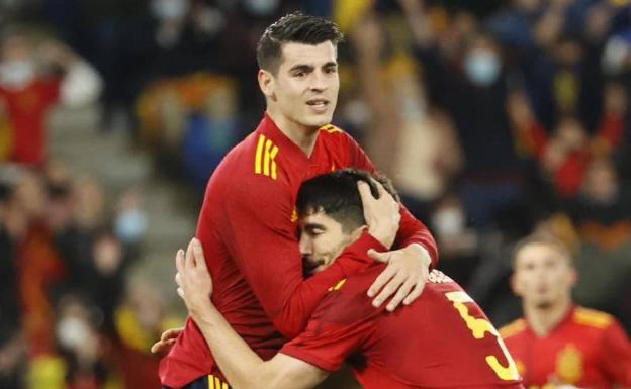 Morata y Carlos Soler celebran un gol.