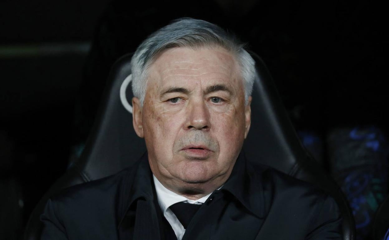 Carlo Ancelotti, sentado en el banquillo. 