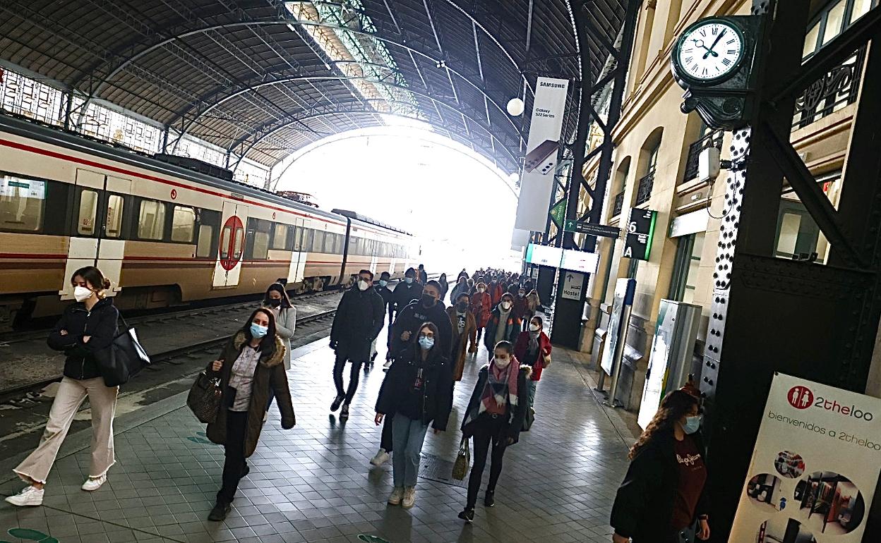 Viajeros tras llegar de Gandia a la Estació del Nord de  Valencia y bajarse en un andén donde no estaba previsto.  