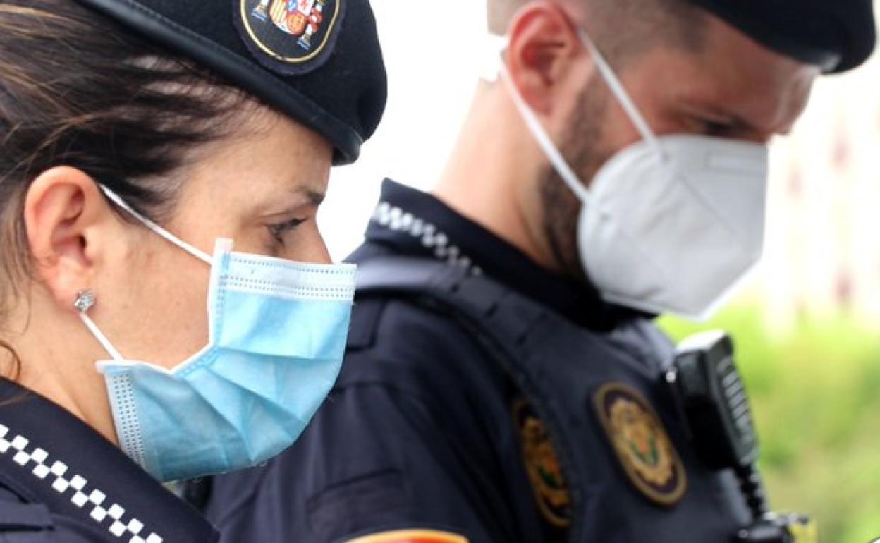 Agentes del grupo GAMA de la Policía Local, durante una intervención en Valencia. 