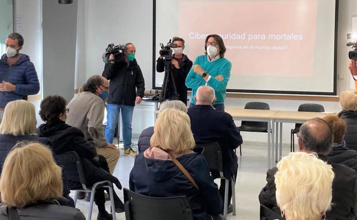 Clase de formación contra la brecha digital en un centro de mayores. 