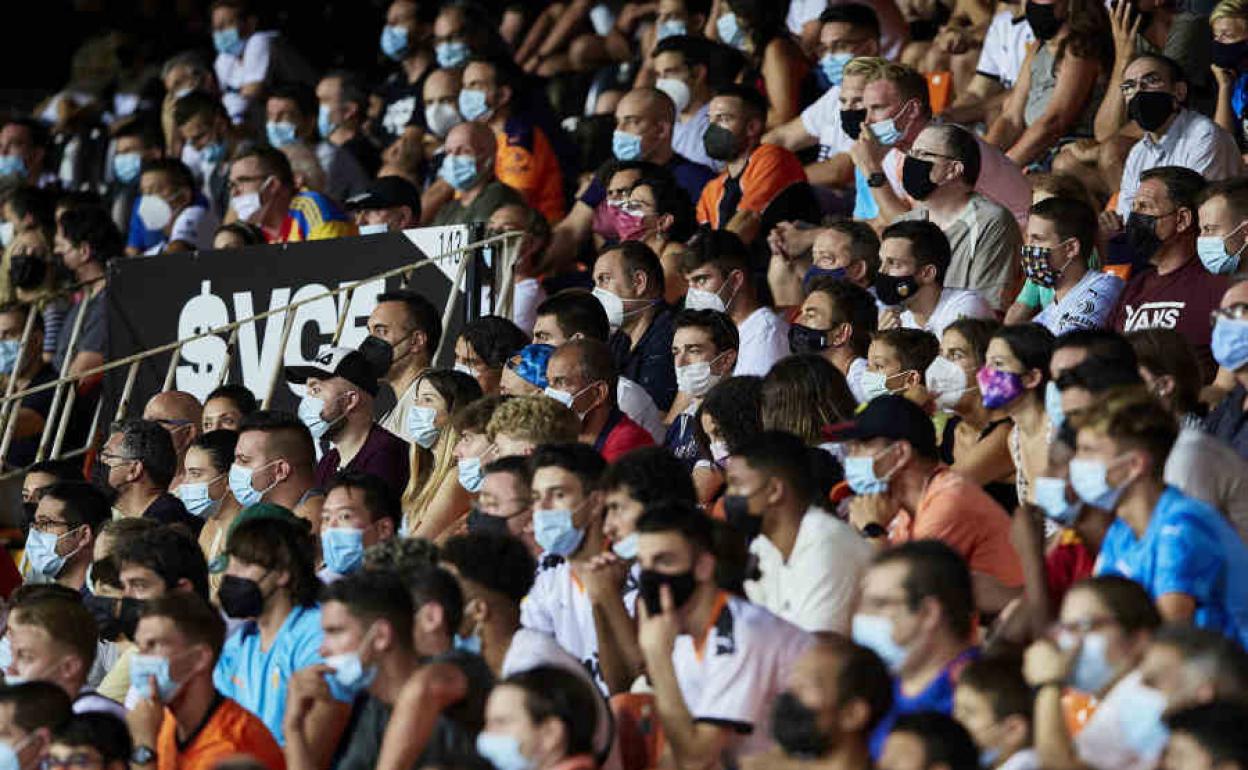 Público en Mestalla.