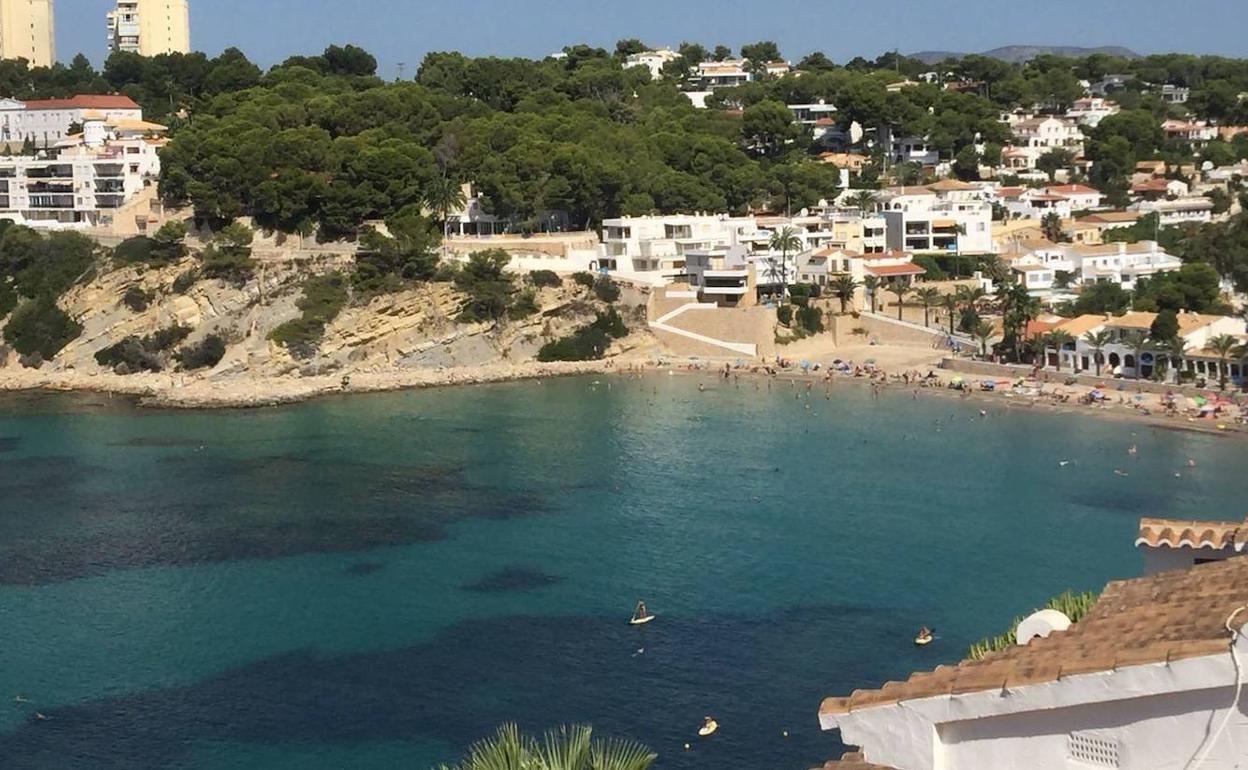 Imagen de archivo de la playa del Portet de Moraira con algunas embarcaciones fondeadas. 