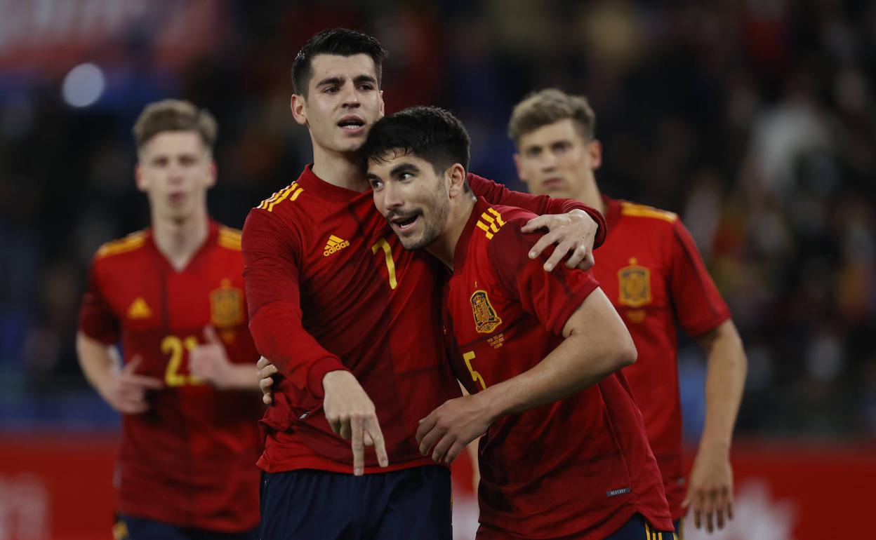 Soler y Morata celebran un gol ante Islandia.