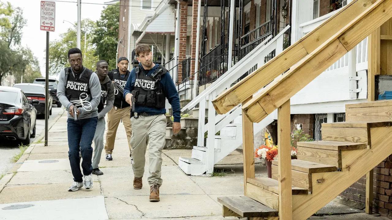 'La ciudad es nuestra' | Plataforma: HBO Max. Estreno: 26 de abril. Sinopsis: basada en el libro del periodista del Baltimore Sun, Justin Fenton, 'La ciudad es nuestra' relata el auge y la caída de la Fuerza Especial de Rastreo de Armas del Departamento de Policía de Baltimore, y la corrupción y el colapso moral que sufrieron en una ciudad en la que las políticas de prohibición de las drogas y los arrestos masivos se defendieron a expensas del trabajo policial real. Reparto: Jon Bernthal, Wunmi Mosaku, Jamie Hector, McKinley Belcher III, entre otros.