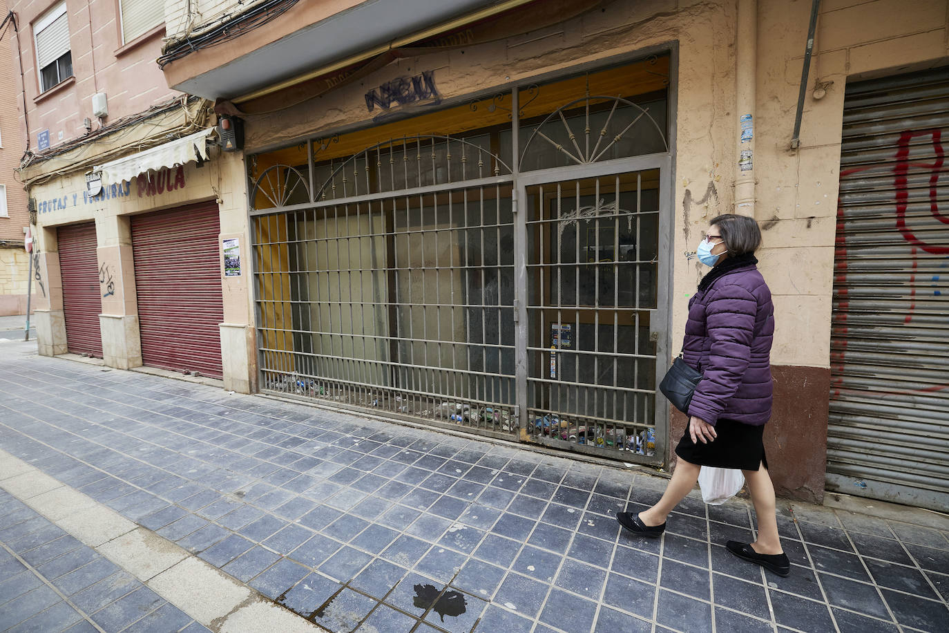 Los vecinos de Orriols viven con miedo a los okupas en un barrio devastado por la delincuencia y la ocupación ilegal. 