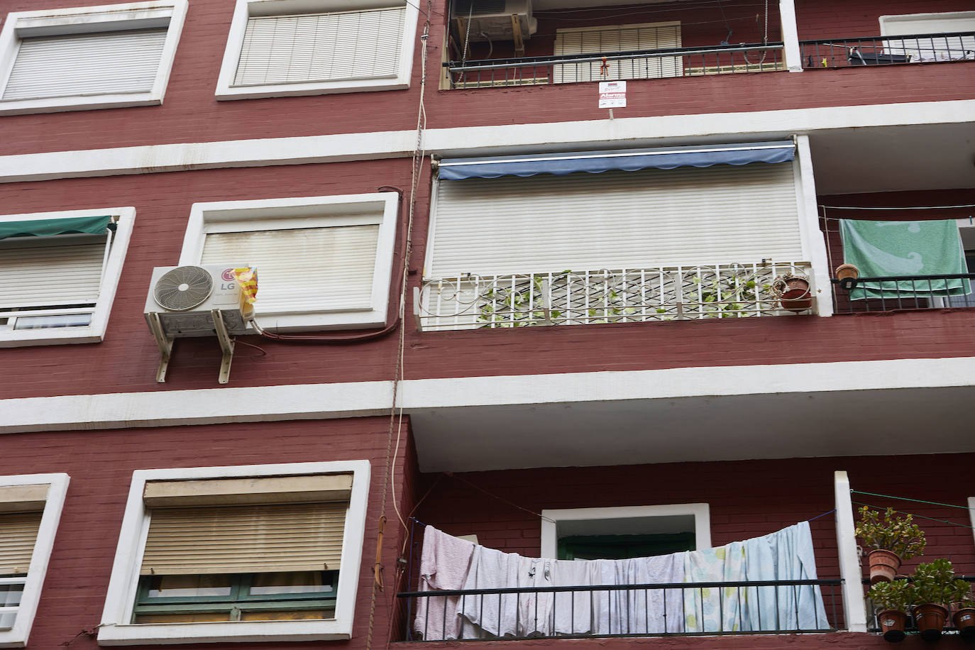 Los vecinos de Orriols viven con miedo a los okupas en un barrio devastado por la delincuencia y la ocupación ilegal. 