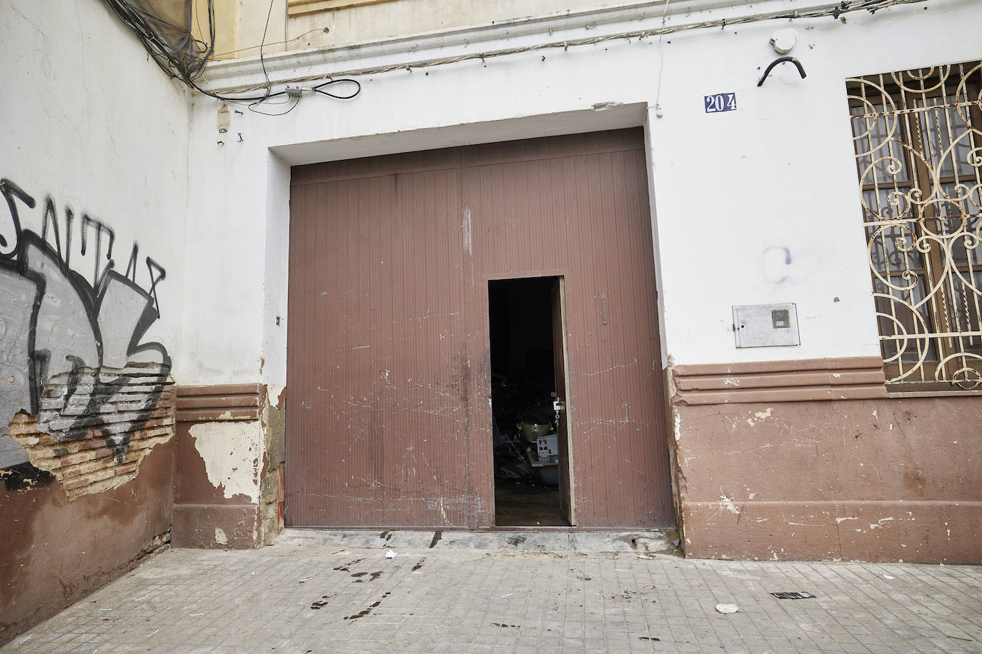 Los vecinos de Orriols viven con miedo a los okupas en un barrio devastado por la delincuencia y la ocupación ilegal. 