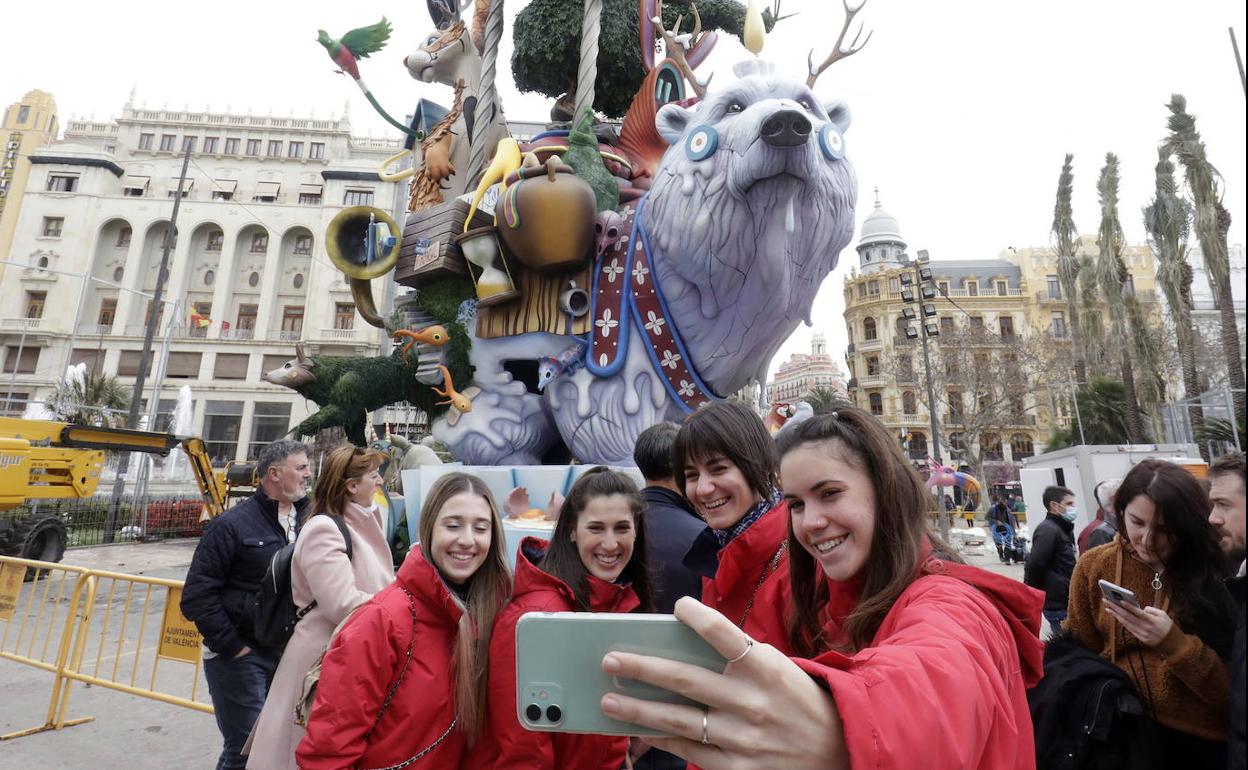 Unas jóvenes se fotografían con la falla municipal de 2022. 