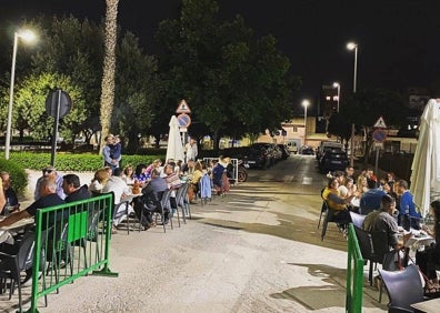 Imagen secundaria 1 - Los hermanos con los trabajadores y los clientes en la terraza del local. 