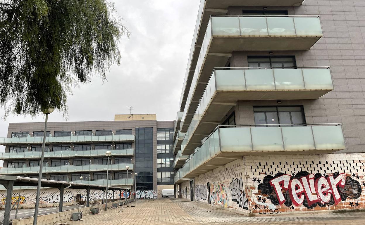 El bloque de edificios adquirido por la compañía en Alfafar. 