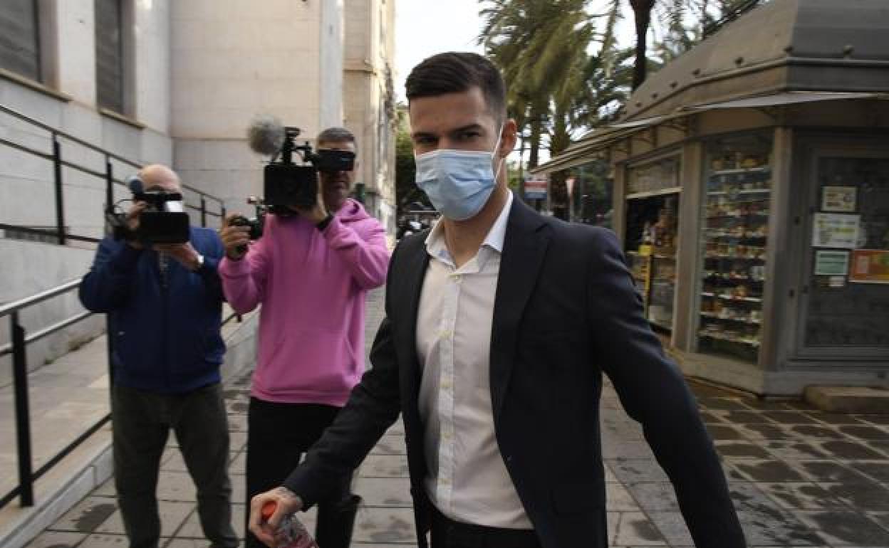 Santi Mina, a su llegada a la Audiencia Provincia de Almería, este jueves.