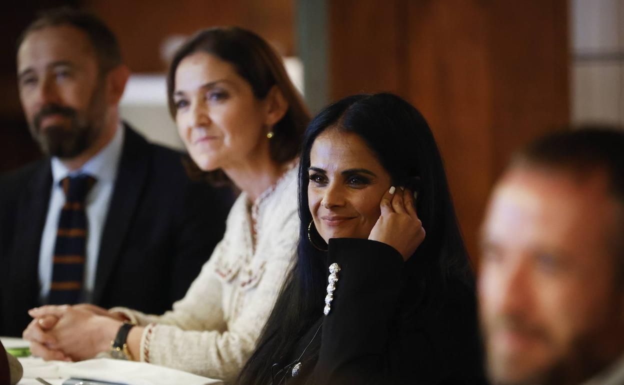 La ministra de Turismo, Reyes Maroto, y la vicepresidenta global de contenidos de Netflix, Bela Bajaria, en la presentacion en el restaurante Mugaritz de Errenteria (Gipuzkoa) de la guía turística de España 'Spain Travel Guide'.