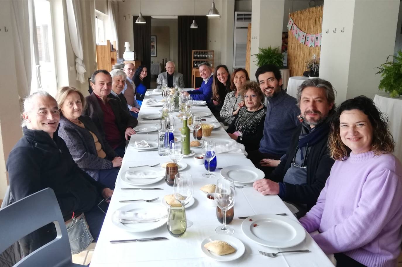 Asistentes a la comida sorpresa de cumpleaños de Nassio en Mas Ferrat.